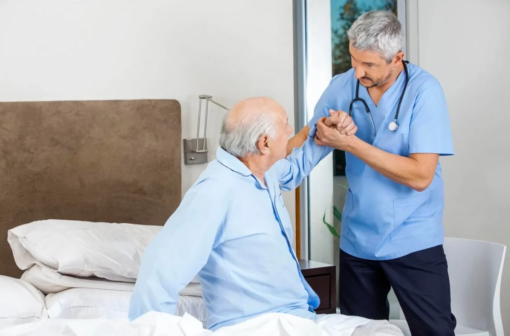 Médico de SOSVital asistiendo a paciente postrado en cama durante atención domiciliaria especializada