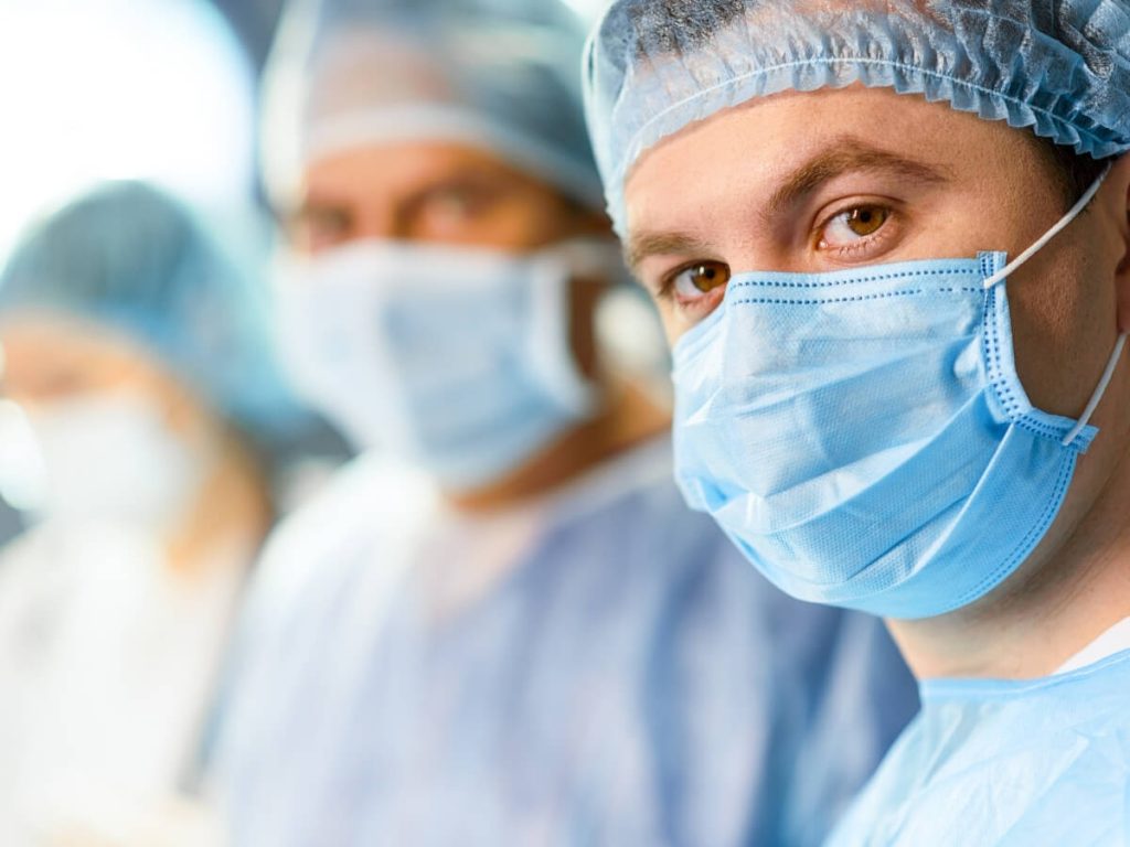 Médico de SOSVital realizando una consulta médica a domicilio con un paciente en casa