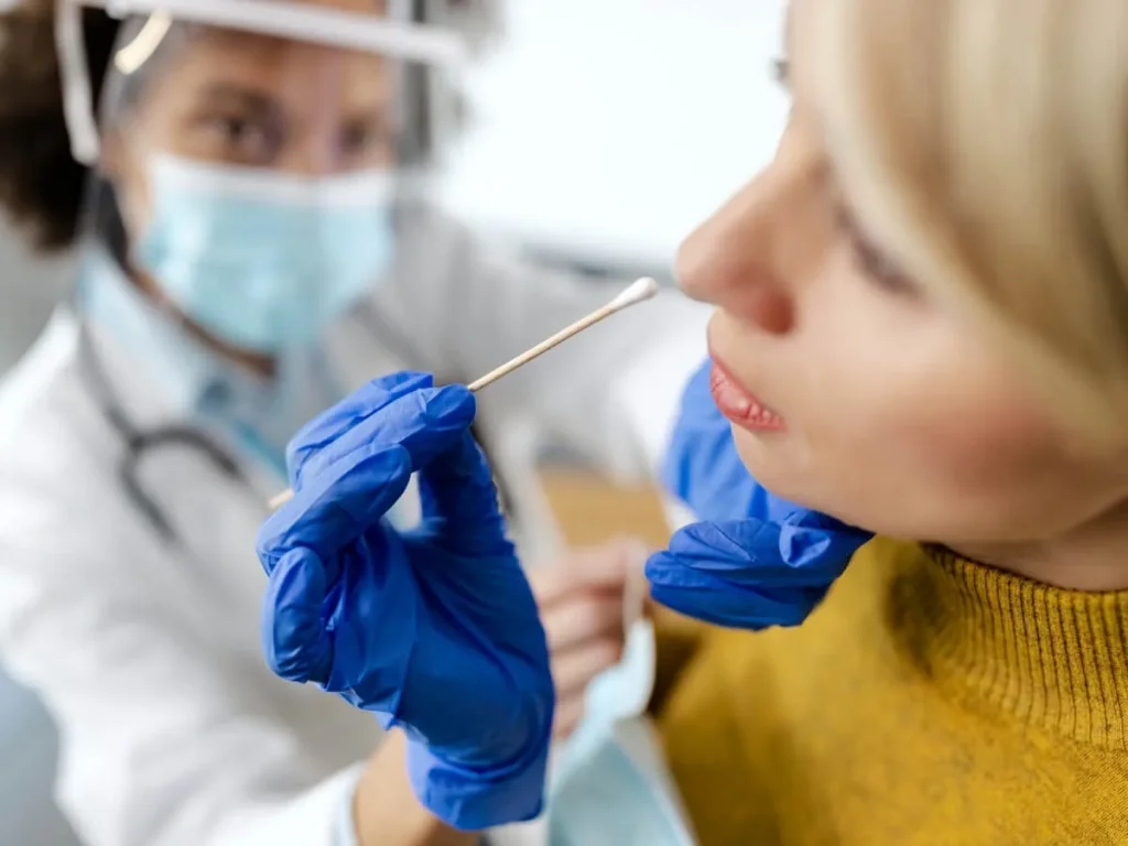 Médico de SOSVital realizando toma de muestra para exámenes de laboratorio a domicilio en casa del paciente